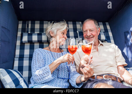 gerne älteres Paar im Garten Lächeln und Lachen in der Sonne genießen Ruhestand Stockfoto