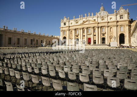 Leere Sitzplätze in der Piazza San Pietro vor der Basilica di San Pietro (St. Peter), Vatikanstadt, Rom, Italien. Stockfoto