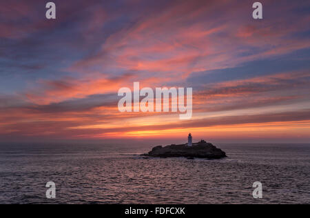 Sonnenuntergang über Godrevy Leuchtturm, St. Ives Bay, Cornwall, UK Stockfoto