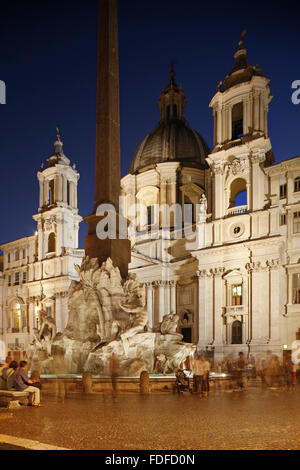 Obelisk auf der Piazza Navona, Rom, Italien mit dem 17. Jahrhundert barocke Chiesa di Sant'Agnese in Agone hinter. Stockfoto