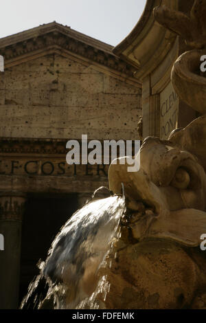Fontana del Pantheon oder das Pantheon-Brunnen, Piazza della Rotonda, Rom, Italien, mit dem Pantheon hinter. Stockfoto