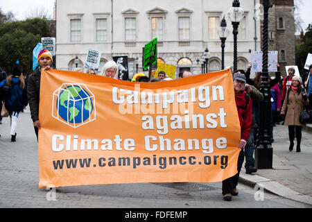 Demonstranten marschierten auf Westminster Bridge in London, die britische Regierung zum Handeln gegen den Klimawandel fordern Stockfoto