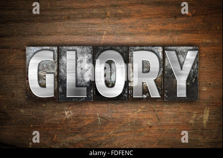 Das Wort "Ehre" in Vintage Metall Buchdruck Typ auf einem alten hölzernen Hintergrund geschrieben. Stockfoto