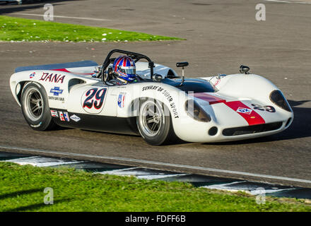 1966 Lola Chevrolet T70 Spyder im Besitz von Julien McCall Jnr und von Oliver Bryant beim Goodwood Revival 2015 gefahren Stockfoto