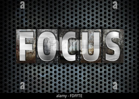 Das Wort 'Focus' in Vintage Metall Buchdruck Typ auf einem schwarzen Gitter industriellen Hintergrund geschrieben. Stockfoto