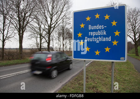 Ein Zeichen der Grenze, die liest "Bundesrepublik Deutschland" (BRD) ist an der Grenze zwischen Coevorden, Niederlande und Emlichheim, Deutschland, 30. Januar 2016, abgebildet, wie ein Auto, eine deutsche Nummer es geht. Foto: FRISO GENTSCH/dpa Stockfoto