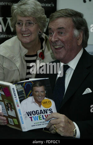 Datei-PICS: 8. November 2007. Sir Terry Wogan bei einer Signierstunde in Basingstoke, Hampshire. Der Maestro. Eine total natürliche. RIP: Ehrungen in Gießen, Sir Terry Wogan wie er bei 77 umgeben von seiner Familie nach "kurze aber mutig" Kampf gegen den Krebs THE lokalen BASINGSTOKE Stadt Bürgermeister gerollt bis treffen SIR TERRY aber war sagte er würde haben zu Warteschlange bis wie jeder sonst wenn er wollte sprechen, TERRY stirbt. EMBRASSED MITARBEITER VON WATERSTONES SAGTE, DASS SIE EIN SIGNIERTES EXEMPLAR VON SIR TERRYS BUCH ABGESETZT WERDEN ARRANGIEREN WÜRDE. Bildnachweis: Uknip/Alamy Live-Nachrichten Stockfoto