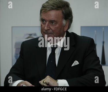 Datei-PICS: 8. November 2007. Sir Terry Wogan bei einer Signierstunde in Basingstoke, Hampshire. Der Maestro. Eine total natürliche. RIP: Ehrungen in Gießen, Sir Terry Wogan wie er bei 77 umgeben von seiner Familie nach "kurze aber mutig" Kampf gegen den Krebs THE lokalen BASINGSTOKE Stadt Bürgermeister gerollt bis treffen SIR TERRY aber war sagte er würde haben zu Warteschlange bis wie jeder sonst wenn er wollte sprechen, TERRY stirbt. EMBRASSED MITARBEITER VON WATERSTONES SAGTE, DASS SIE EIN SIGNIERTES EXEMPLAR VON SIR TERRYS BUCH ABGESETZT WERDEN ARRANGIEREN WÜRDE. Bildnachweis: Uknip/Alamy Live-Nachrichten Stockfoto