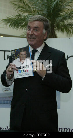 Datei-PICS: 8. November 2007. Sir Terry Wogan bei einer Signierstunde in Basingstoke, Hampshire. Der Maestro. Eine total natürliche. RIP: Ehrungen in Gießen, Sir Terry Wogan wie er bei 77 umgeben von seiner Familie nach "kurze aber mutig" Kampf gegen den Krebs THE lokalen BASINGSTOKE Stadt Bürgermeister gerollt bis treffen SIR TERRY aber war sagte er würde haben zu Warteschlange bis wie jeder sonst wenn er wollte sprechen, TERRY stirbt. EMBRASSED MITARBEITER VON WATERSTONES SAGTE, DASS SIE EIN SIGNIERTES EXEMPLAR VON SIR TERRYS BUCH ABGESETZT WERDEN ARRANGIEREN WÜRDE. Bildnachweis: Uknip/Alamy Live-Nachrichten Stockfoto