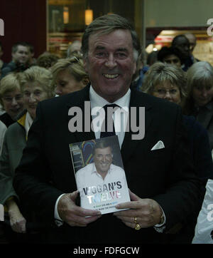 Datei-PICS: 8. November 2007. Sir Terry Wogan bei einer Signierstunde in Basingstoke, Hampshire. Der Maestro. Eine total natürliche. RIP: Ehrungen in Gießen, Sir Terry Wogan wie er bei 77 umgeben von seiner Familie nach "kurze aber mutig" Kampf gegen den Krebs THE lokalen BASINGSTOKE Stadt Bürgermeister gerollt bis treffen SIR TERRY aber war sagte er würde haben zu Warteschlange bis wie jeder sonst wenn er wollte sprechen, TERRY stirbt. EMBRASSED MITARBEITER VON WATERSTONES SAGTE, DASS SIE EIN SIGNIERTES EXEMPLAR VON SIR TERRYS BUCH ABGESETZT WERDEN ARRANGIEREN WÜRDE. Bildnachweis: Uknip/Alamy Live-Nachrichten Stockfoto