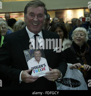 Datei-PICS: 8. November 2007. Sir Terry Wogan bei einer Signierstunde in Basingstoke, Hampshire. Der Maestro. Eine total natürliche. RIP: Ehrungen in Gießen, Sir Terry Wogan wie er bei 77 umgeben von seiner Familie nach "kurze aber mutig" Kampf gegen den Krebs THE lokalen BASINGSTOKE Stadt Bürgermeister gerollt bis treffen SIR TERRY aber war sagte er würde haben zu Warteschlange bis wie jeder sonst wenn er wollte sprechen, TERRY stirbt. EMBRASSED MITARBEITER VON WATERSTONES SAGTE, DASS SIE EIN SIGNIERTES EXEMPLAR VON SIR TERRYS BUCH ABGESETZT WERDEN ARRANGIEREN WÜRDE. Bildnachweis: Uknip/Alamy Live-Nachrichten Stockfoto