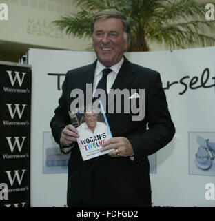 Datei-PICS: 8. November 2007. Sir Terry Wogan bei einer Signierstunde in Basingstoke, Hampshire. Der Maestro. Eine total natürliche. RIP: Ehrungen in Gießen, Sir Terry Wogan wie er bei 77 umgeben von seiner Familie nach "kurze aber mutig" Kampf gegen den Krebs THE lokalen BASINGSTOKE Stadt Bürgermeister gerollt bis treffen SIR TERRY aber war sagte er würde haben zu Warteschlange bis wie jeder sonst wenn er wollte sprechen, TERRY stirbt. EMBRASSED MITARBEITER VON WATERSTONES SAGTE, DASS SIE EIN SIGNIERTES EXEMPLAR VON SIR TERRYS BUCH ABGESETZT WERDEN ARRANGIEREN WÜRDE. Bildnachweis: Uknip/Alamy Live-Nachrichten Stockfoto