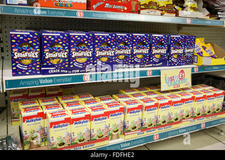 Poundland Store im Norden Londons sind bereits einen Schritt voraus durch den Verkauf von Ostern Eiern drei Monate zu früh Stockfoto