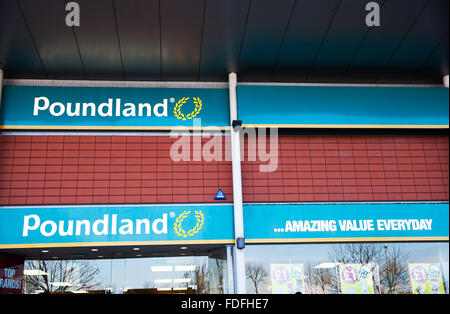 Poundland Store im Norden Londons sind bereits einen Schritt voraus durch den Verkauf von Ostern Eiern drei Monate zu früh Stockfoto