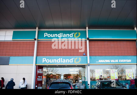 Poundland Store im Norden Londons sind bereits einen Schritt voraus durch den Verkauf von Ostern Eiern drei Monate zu früh Stockfoto