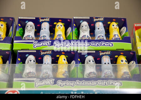Milchig bar Feder Tier Ostereier zum Verkauf in Poundland, da sie bereits einen Schritt voraus sind durch den Verkauf von Ostern Eiern Stockfoto