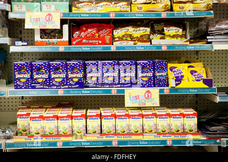 Tier-Ostereier zum Verkauf in Poundland Frühling, da sie bereits einen Schritt voraus sind durch den Verkauf von Ostern Eiern Stockfoto