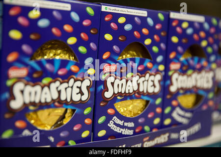 Smarties Ostereier zum Verkauf in Poundland da sie bereits einen Schritt voraus sind durch den Verkauf von Ostern Eiern Stockfoto