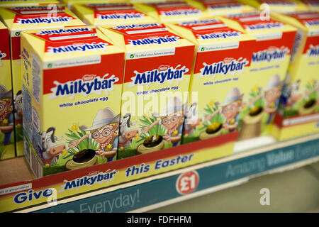 Milchig bar Feder Tier Ostereier zum Verkauf in Poundland, da sie bereits einen Schritt voraus sind durch den Verkauf von Ostern Eiern Stockfoto