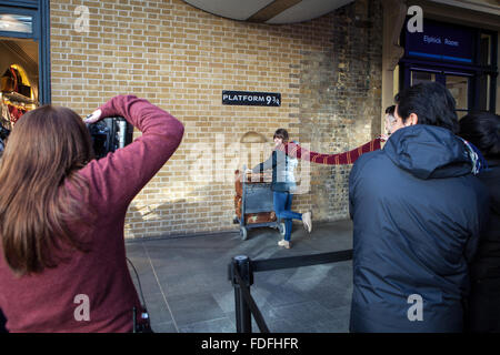 Gleis 9 & 3/4 der an der Kings Cross Station, London Stockfoto