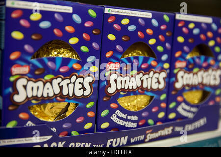 Smarties Ostereier zum Verkauf in Poundland da sie bereits einen Schritt voraus sind durch den Verkauf von Ostern Eiern Stockfoto