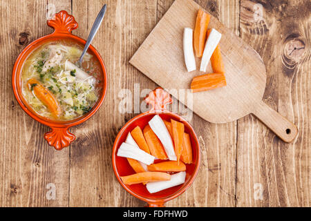 Frische und gesunde Hühnersuppe mit Gemüse auf hölzernen Hintergrund Stockfoto