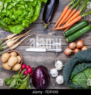 Frisch und Bio Bio-Gemüse auf einem hölzernen Hintergrund Stockfoto