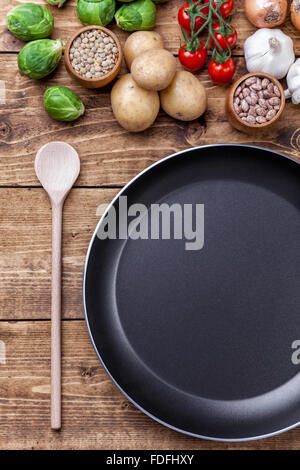 Frisches und gesundes Bio-Gemüse und Lebensmittelzutaten auf hölzernen Hintergrund Stockfoto