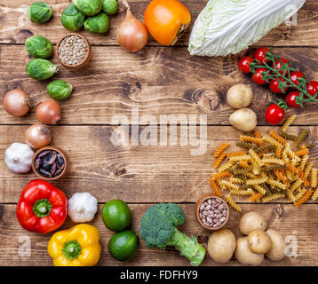 Frisches und gesundes Bio-Gemüse und Lebensmittelzutaten auf hölzernen Hintergrund Stockfoto