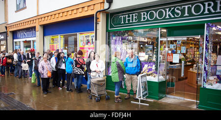 Eine Schlange vor der Buchhandlung in Abingdon vor einer Signierstunde Veranstaltung durch Sir Terry Wogan Stockfoto