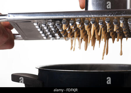 Bayerische Spätzle Nudeln in einem Topf zu machen Stockfoto