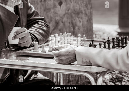 Zwei Männer spielen Schach im Freien in Spanien Stockfoto