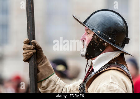 London, UK. 31. Januar 2016. Mitglieder der englische Bürgerkrieg Society, versammeln sich in Horse Guards Parade, Leben des Königs Armee (die royalistischen Hälfte der englische Bürgerkrieg Gesellschaft) zu bringen, wie sie die Route von König Charles ich von St James Palace an den Ort seiner Hinrichtung im Banqueting House in Whitehall zurückverfolgen. Bildnachweis: Stephen Chung / Alamy Live News Stockfoto