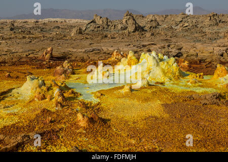 Getrocknete Schwefel Pools auf dem Gipfel des Dallol Salz Vulkan, Äthiopien Stockfoto