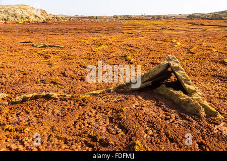 Getrocknete Schwefel Pools auf dem Gipfel des Dallol Salz Vulkan, Äthiopien Stockfoto