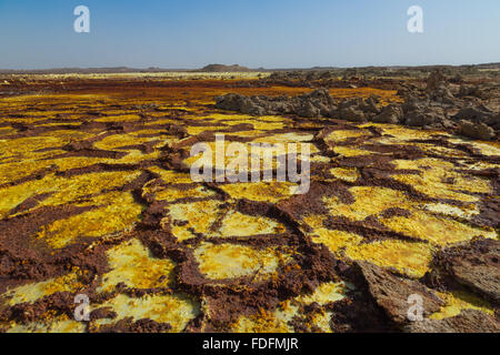 Getrocknete Schwefel Pools auf dem Gipfel des Dallol Salz Vulkan, Äthiopien Stockfoto