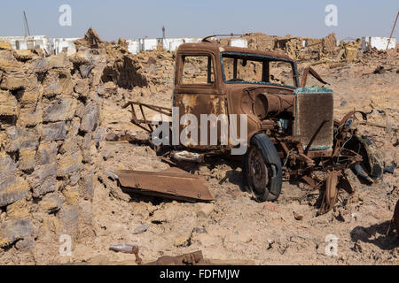 Ein rostigen LKW verrottet langsam entfernt in der verlassenen italienischen Bergbau-Zeltlager in der Nähe von Dallol in Äthiopien. Stockfoto