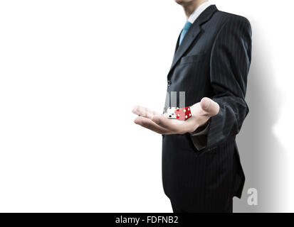 Nahaufnahme des Kaufmanns, die Würfel zu werfen. Glücksspiel-Konzept Stockfoto