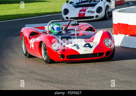 1966 wurde Lola Chevrolet T70 Spyder im Besitz von Philip Hall beim Goodwood Revival 2015 gefahren Stockfoto