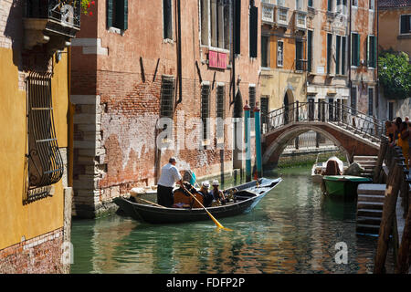 Venedig, Provinz Venedig, Veneto, Italien.  Touristen genießen Gondel fahren am Kanal. Stockfoto