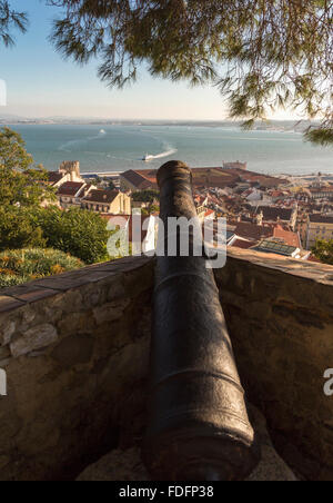 Lissabon, Portugal.  Kanone auf Schloss von Saint George in Richtung Boote über den Tejo-Fluss. Stockfoto