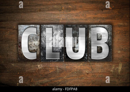 Das Wort "Club" in Vintage Metall Buchdruck Typ auf einem alten hölzernen Hintergrund geschrieben. Stockfoto