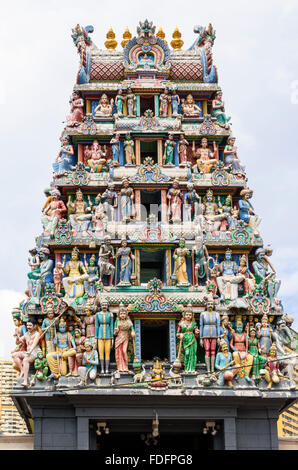 Eingangsturm von den dravidischen gestylt Hindu Sri Mariamman Temple, Singapur Stockfoto