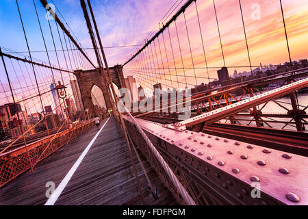 New York City, USA, in den frühen Morgenstunden auf die berühmte Brooklyn Bridge Stockfoto