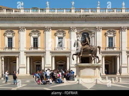 Rom, Italien.  Piazza del Campidoglio, mit Kopie der Reiterstatue des Marcus Aurelius. Stockfoto