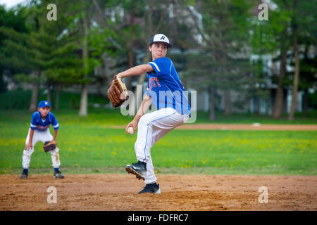 Little League Baseball Krug Alter 12 Liquidation seinen Platz auf dem Hügel. St Paul Minnesota MN USA Stockfoto