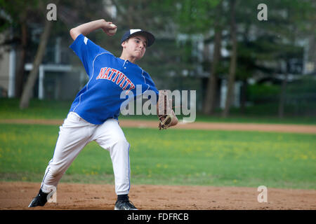 Baseball Krug Alter von 12 Jahren bereit, den Ball von der Pitcher Hügel fliegen zu lassen. St Paul Minnesota MN USA Stockfoto