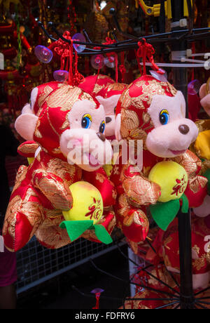 Stofftier Affe Dekorationen für das chinesische neue Jahr des Affen 2016, bei der Chinatown Street Market, Chinatown, Singapur Stockfoto