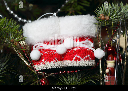 Weihnachten Stiefel auf einem Baum Stockfoto