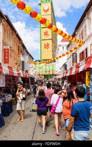 Chinesisches Neujahr 2016 Straße Dekorationen in Chinatown Straßenmarkt, Chinatown, Singapur Stockfoto